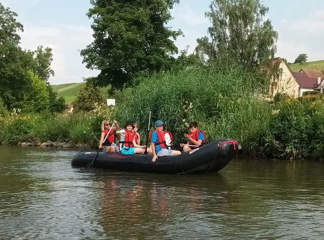 Schüler paddeln gemeinsam mit Frau Heidne